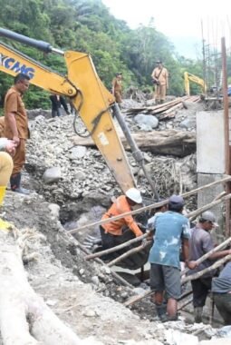 Tinjau Jembatan Batunagodang Siatas, Bupati Humbahas Tetapkan Perpanjangan Tanggap Darurat Tahap IV