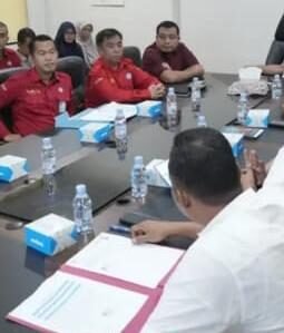 Menandatangani Nota Kesepahaman (MoU) antara Pemerintah Daerah Kuantan Singingi dengan PT PLN (Persero)