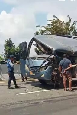 Kecelakaan lalu lintas terjadi antara sebuah bus TNI Angkatan Laut (AL) nomor Polisi 7219 dengan Truk muatan Berat BK 8729