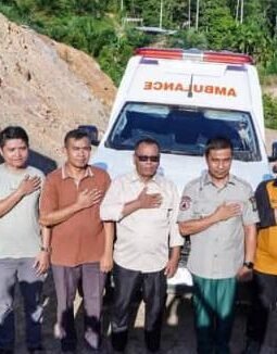 Bupati Kampar Serahkan 4 Unit Mobil Ambulans Khusus Medan Ekstrem di Kecamatan Kampar Kiri Hulu