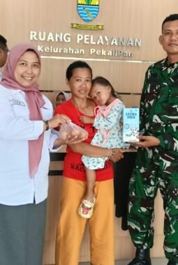 Babinsa Kelurahan Pakalipan Monitoring Memberikan Bantuan Makanan Tambahan Untuk Balita Stunting .