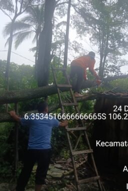 Kanit Binmas Polsek Rangkasbitung Polres Lebak Cek Rumah Warga Yang Rumahnya Tertimpa Pohon Bersama BPBD Lebak