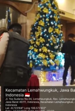 Pastikan Ibadah Natal Aman, Polres Cirebon Kota Sterilisasi Gereja Kalvari Lemah Wungkuk.