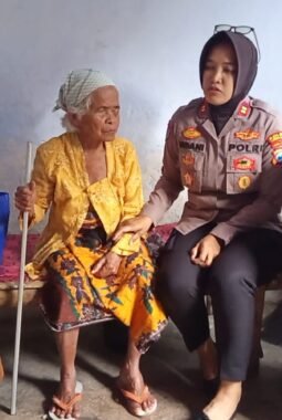 Polri Peduli : Polres Lumajang Salurkan Bantuan untuk Lansia Sebatangkara