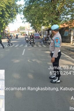 Anggota ​Polsek Rangkasbitung Polres Lebak Melaksanakan Giat Gatur Lalin Depan Gereja Pasundan di Jalan Sunan Kalijaga