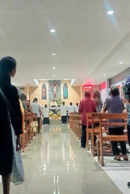 Polsek Pronojiwo Amankan Misa Vigili Paskah di Gereja St. Yusuf, Ibadah Berlangsung Khidmat dan Aman