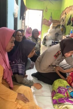 Polres Pasuruan Takziah dan Berikan santunan untuk Korban Laka di Perlintasan Kereta