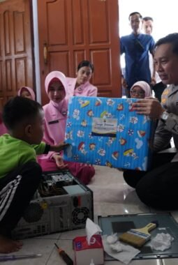 Hari Jadi YKB ke-46, Kapolres Bojonegoro Beri Hadiah Laptop Bocah Jago Perbaiki Elektronik