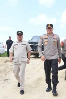 Nilai-nilai adat sangat efektif untuk memperkuat kesadaran kolektif agar warga berhenti merusak alam. Dalam norma adat setempat