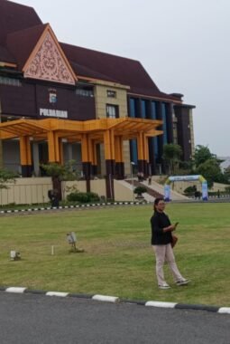 MEMPERINGATI HARI KARTINI:  Semangat Emansipasi Lewat Sosok Ariani, Pemimpin Tangguh di Balik Pilarfakta.id