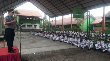 Menanamkan Kesadaran Generasi Muda, Satbinmas Polres pasuruan Lakukan Pembinaan Humanis di SMPN 1 Gempol