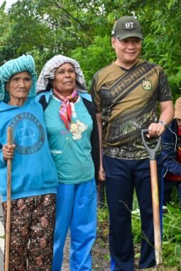 Semangat Gotong Royong: Bupati Humbang Hasundutan dan Ketua TP PKK Pimpin Aksi Kebersihan di Kecamatan Paranginan