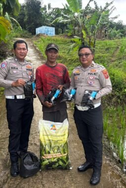 Satlantas Polres Kuningan Memberikan Bantuan Bibit Jagung Kepada Kelompok Tani Desa Cibulan