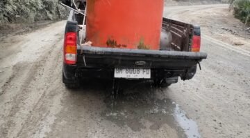 JALAN NASIONAL PEKANBARU–KUANSING D DESA PETAI BERDEBU PARAH, WARGA SAMPAI KORBAN BIAYA SIRAM SENDIRI, MINTA PEMERINTAH TANGANI
