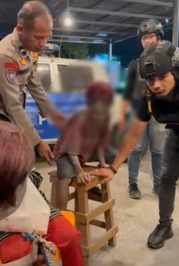 Polisi: membongkar kasus eksploitasi anak dengan memaksa tiga orang korban mengamen menjadi manusia silver dan mengemis di lampu merah