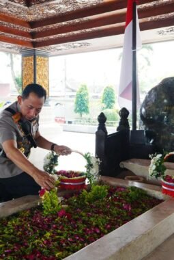 Usai Soekarno dan Gus Dur, Kapolri Ziarah-Tabur Bunga ke Makam Soeharto 