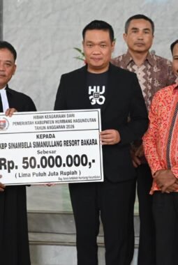 Bupati Humbang Hasundutan Ibadah di HKBP Sinambela-Simanullang, Serahkan Bantuan Hibah Keagamaan Rp50 Juta