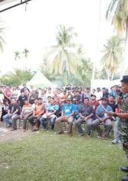 Setda Kuansing, Drs. Azhar, secara resmi menutup Festival Pacu Jalur Tradisional di Tepian Burondo, Desa Pulau Rengas, Kecamatan Pangean