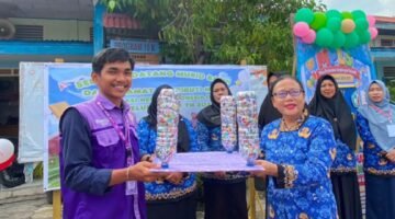 MAHASISWA KUKERTA BERDAMPAK UNRI 2026 KELURAHAN TELUK BINJAI MENGEDUKASI PESERTA DIDIK SDN 006 TELUK BINJAI MENGOLAH SAMPAH PLASTIK MENJADI ECOBRICK