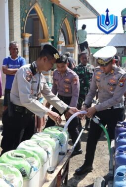Peringati HUT ke-81 RI, Polres Pasuruan Kota Salurkan Air Bersih untuk Warga Pesisir*